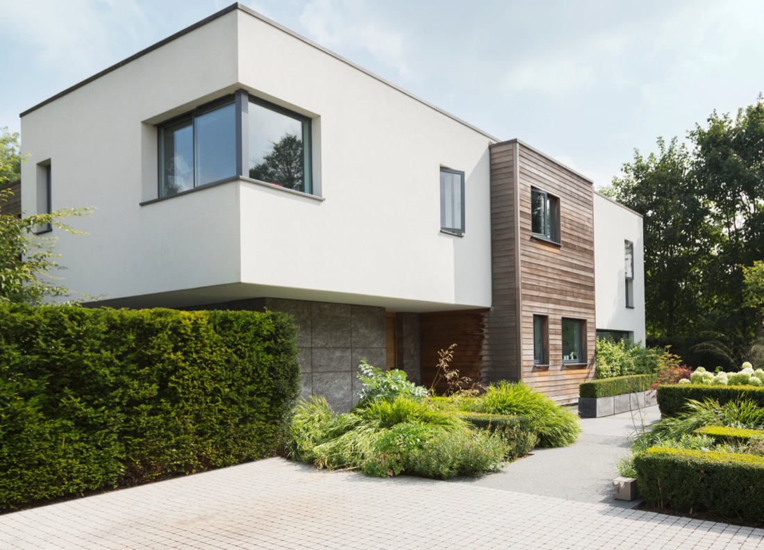 Modernes saniertes Wohnhaus mit neuen Fenstern