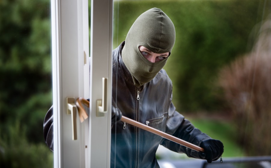 Einbruchsversuch an einem geschlossenen Fenster